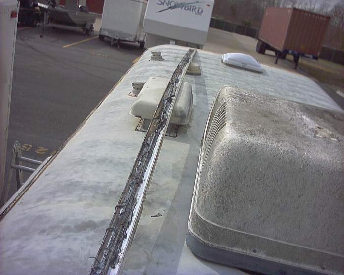 75 E II R Drip Rail Underside 02.JPG (700x560; 66 KBytes)