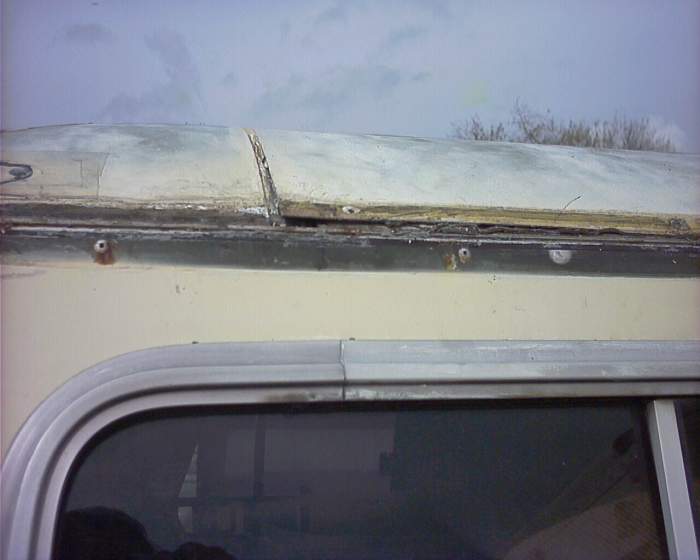 75 E II RR Roof Leak 02.JPG (700x560; 50 KBytes)