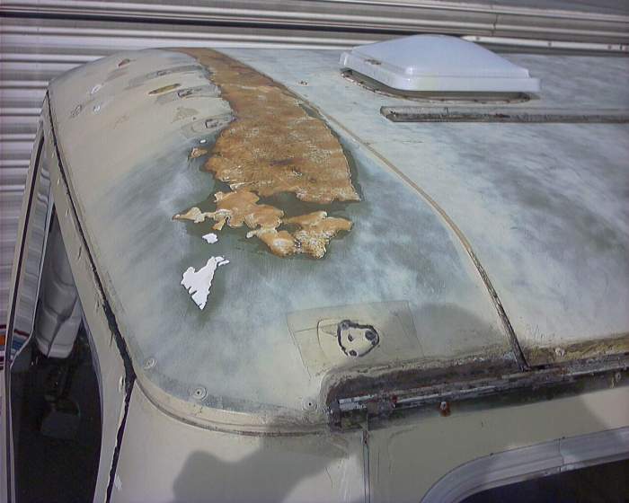 75 E II RR Roof Leak 04.JPG (700x560; 65 KBytes)