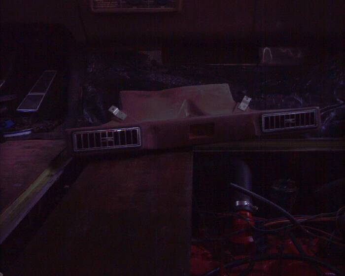 75 E II Under dash AC Vent 01.jpg (700x560; 20 KBytes)